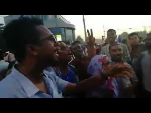 محمد عبدالجليل عازة في هواك اعتصام القيادة العامة موكبابريل