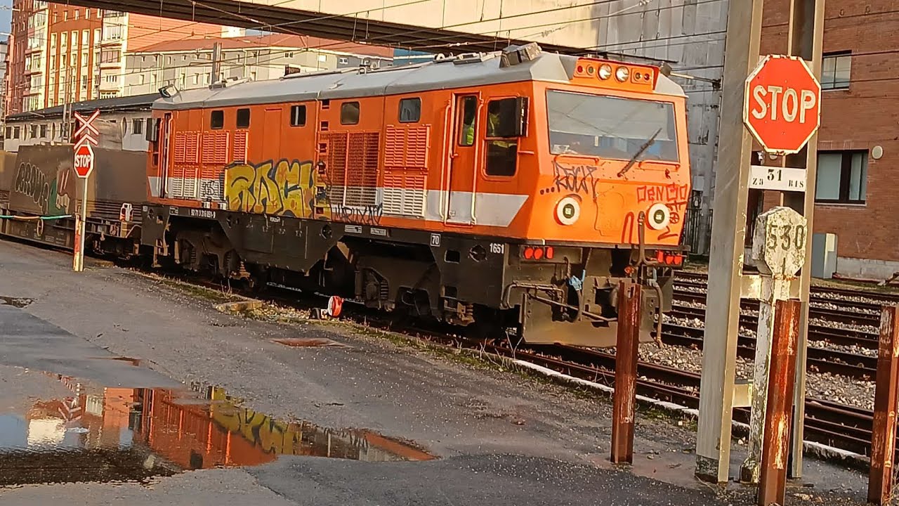 Tren de Mercancías de construrail  bobinero + carrera de dos Renfe Feve 3800 + alvia130 en Santander