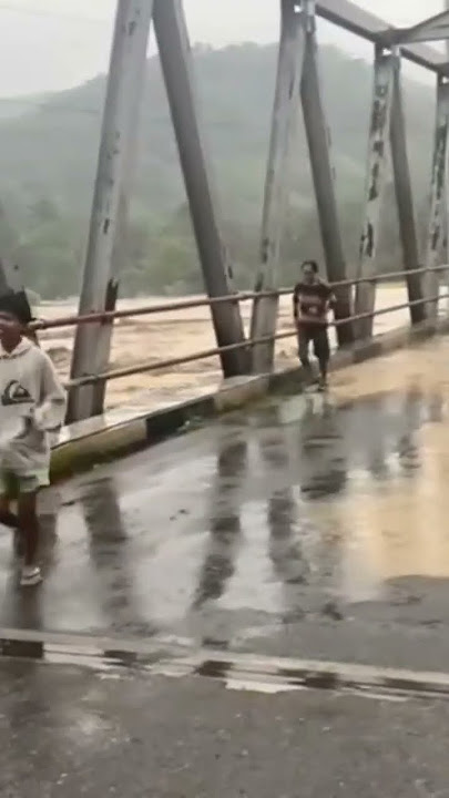 Air sungai sangat deras, jembatan baja sekuat ini.....