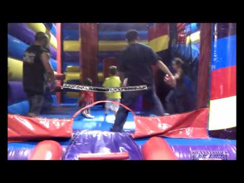 Video: Bounce and Play inomhus på Pump It Up i Tempe, Arizona