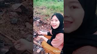 STORY WA CEWEK CANTIK LUCU, CEWEK LAGI MASAK , STATUS WA LUCU