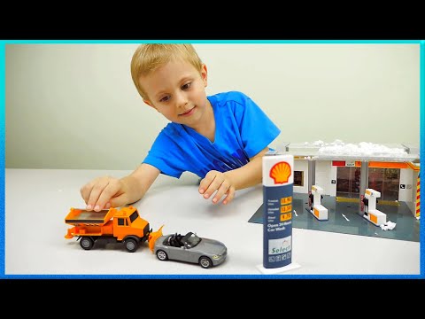 видео: Машинки и ГАРАЖ с ЗАПРАВКОЙ для детей - Даник и его истории про машинки для мальчиков