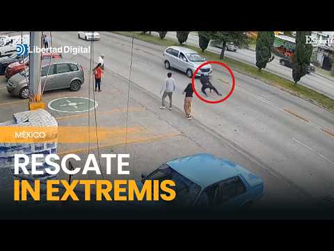 El impresionante rescate de una niña a punto de ser atropellada en México
