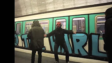 The Harlem shake. Paris metro.