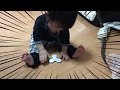 赤ちゃんがハンドスピナーを回せず怒るw