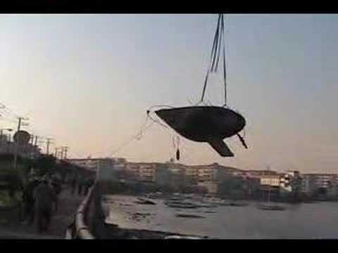 空飛ぶ沈没船?!～FRP放置廃船を引き揚げてリサイクル活用 - YouTube