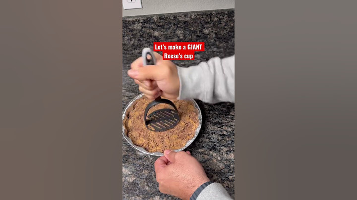 Giant Reese’s cup!! 👧🏻🙍🏻‍♂️👩🏻 #youtubeshorts #youtube #middlechild #recipe #homemade