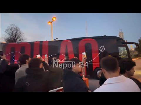 Video Il MILAN arriva a NAPOLI, guardate che BOLGIA di tifosi rossoneri fuori lhotel! ?