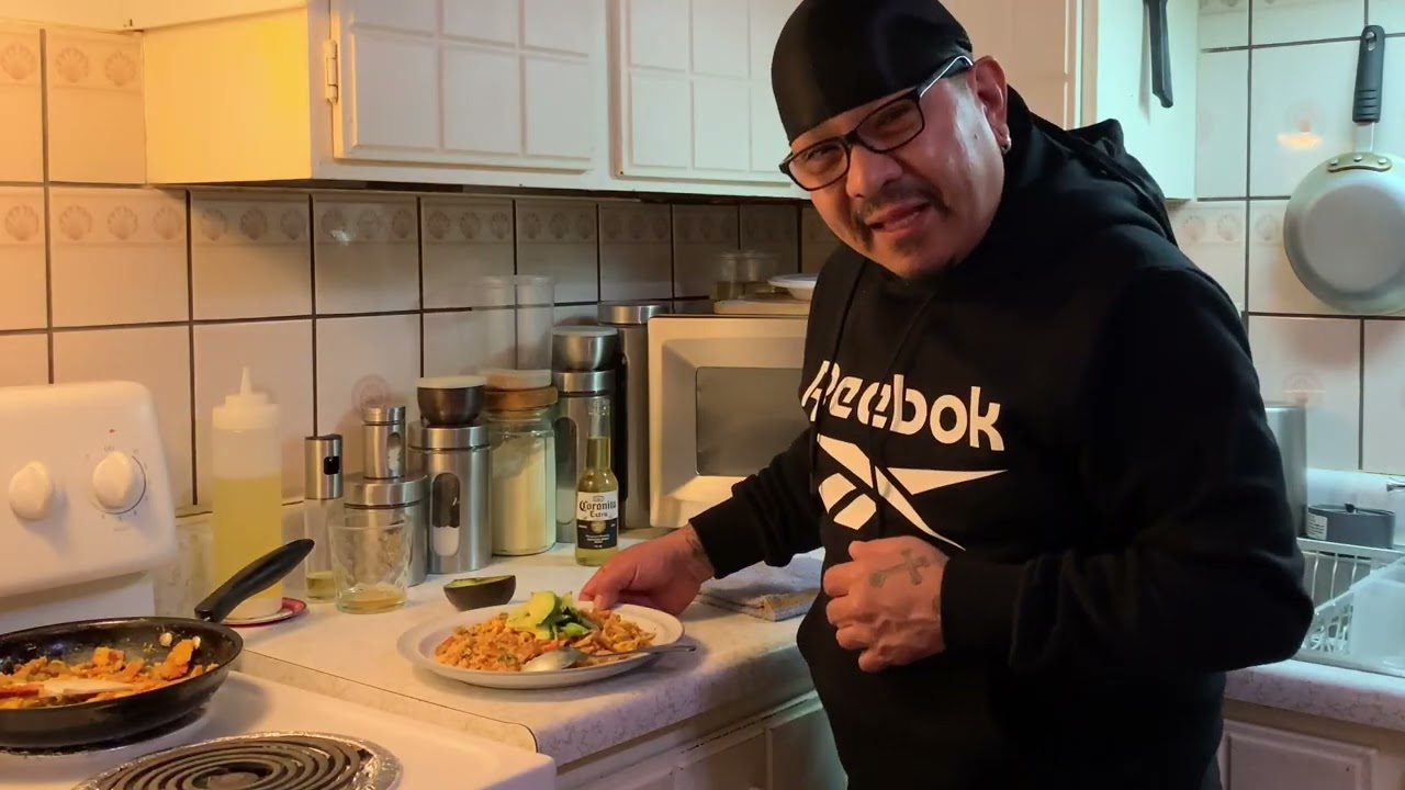 Preparando ricos huevos a la mexicana, muy del recuerdo ￼