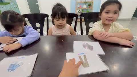 Tiếng Anh Giao Tiếp Phan Thiết: Sophie, Annie and Elsa practice talking about Clothes