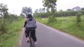 Bersepeda di sore hari