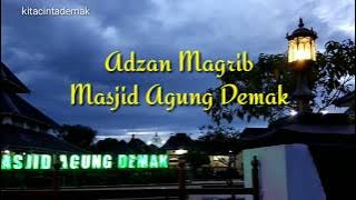 Adzan Merdu Menyejukkan Masjid Agung Demak