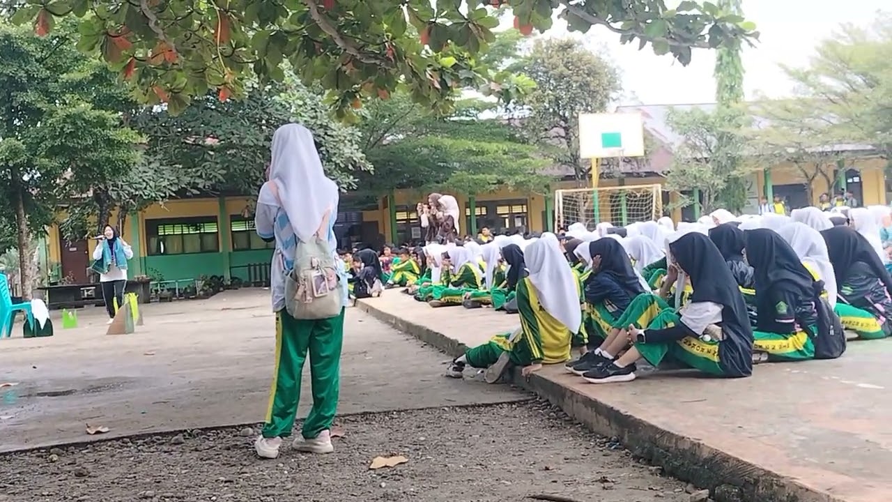 Penampilan safari dongeng mahasiswa PBSI 