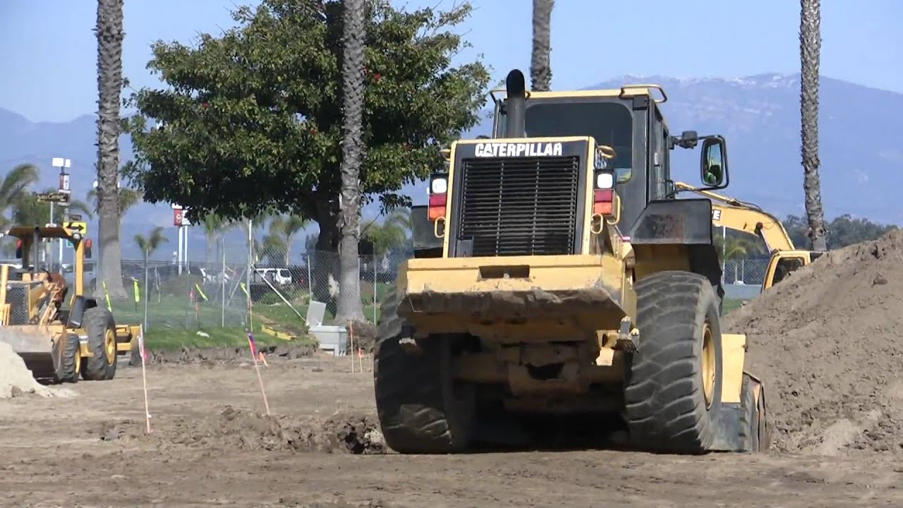 Large Caterpillar earth mover in Oxnard, California YouTube