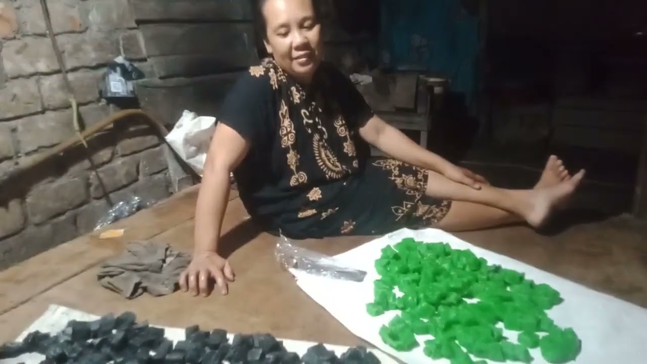 Mbak Yun lagi bikin jajanan pasar#@Lion berkahkuliner76 