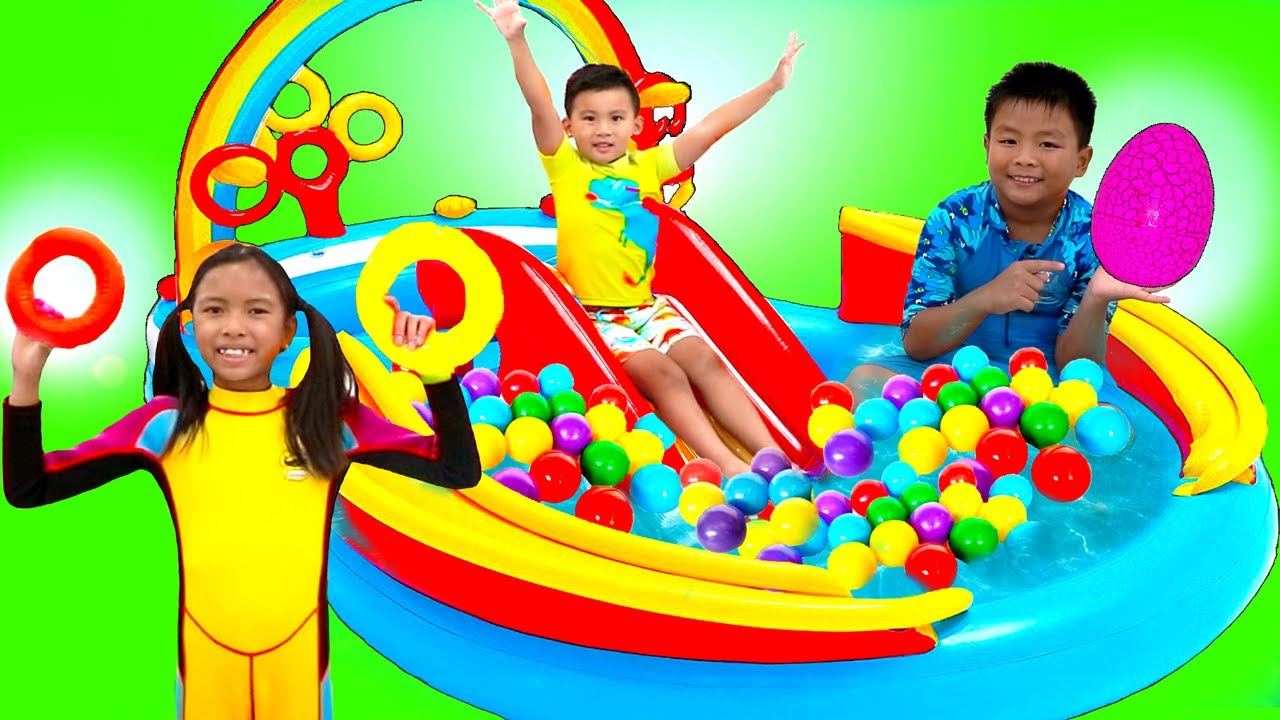 Niños jugando en la piscina de bolas