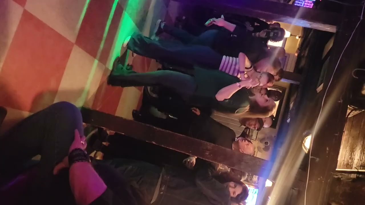 Laura angel and the screaming rebel angels, live Bumble Bee