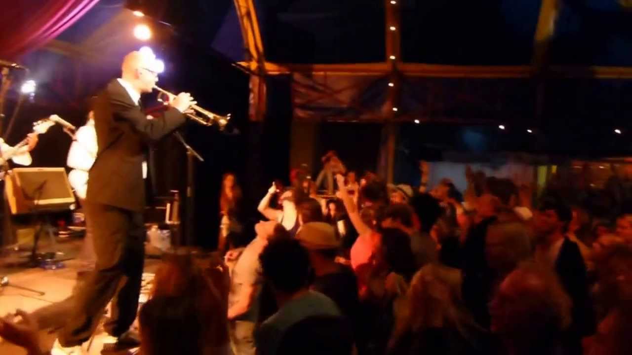 William Kroot met The Reservoir Dogs Band tijdens de parade in Amsterdam