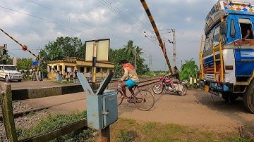 Public are So Busy Crossing Railgate : dangerous Speedy Puri - Kamakhya Express Furiously Moving