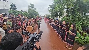 Đón thứ trưởng vào làng Hlâm Đắk Đoa Gia Lai 