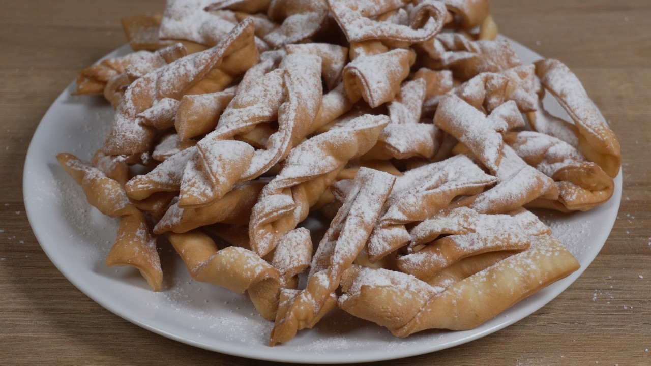 Domowe faworki - chrupiące i lekkie jak piórko