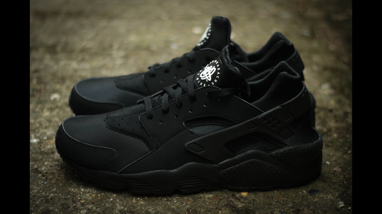 nike huarache triple black