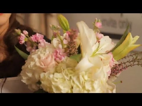 what-colors-to-use-with-a-white-lily-bouquet-:-wedding-flowers