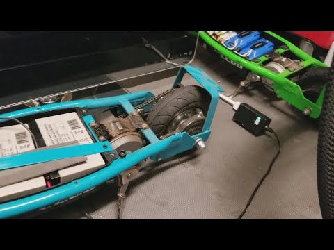 Video: Skal Razor scooter være tændt under opladning?