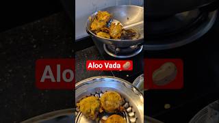Aloo Vada 🥔 #trendingshorts #trending #vadapav #aloo #food #cooking #sundayspecial #easyrecipe