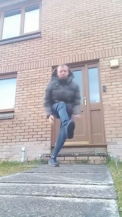 чел танцует - YouTube