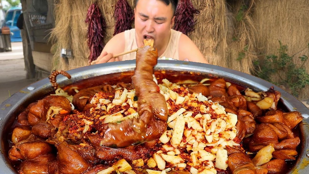 香辣肥肠超下饭！辣椒炒出麻辣底味，一口麻辣鲜香越配米饭绝了！【包峰的山村生活】