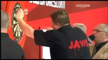 🤯 FRUST pur: Colin Lloyd boxt auf das Dartboard 🔥 Dart-WM #darts Darts ⭐️🤯😳