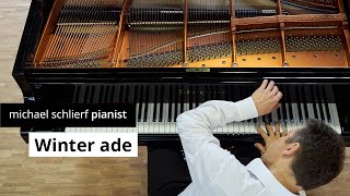 Michael Schlierf interpretiert spontan das Kinderlied „Winter ade“ auf dem Klavier
