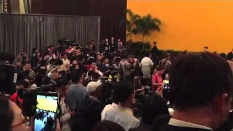 Historic Xi-Ma meeting: Media at the back requesting for members of the media in front to back up - DayDayNews