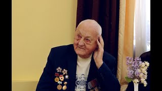 Олег Назарович Плиндов читает стихи