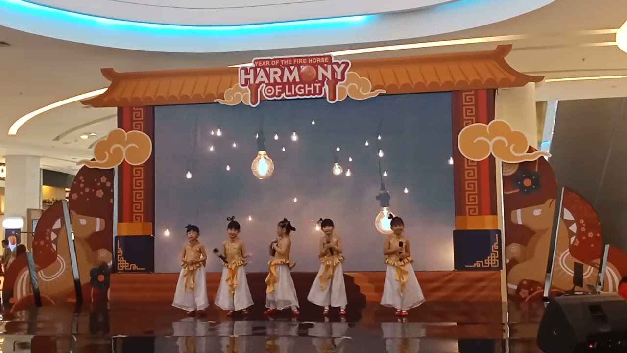 Acara sekolah karya Yosef kids perfrmnce sparkling red menyanyi di center atrm gaia bm ry city mall 