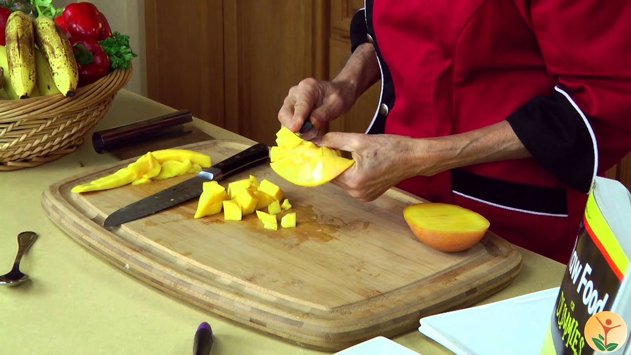Raw Food Spotlight: How to Cut a Mango Without Waste - YouTube