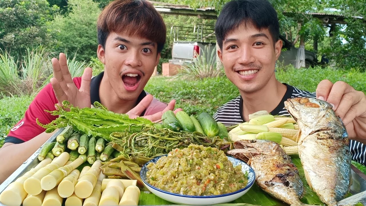 ข้าวนํ้าพริกปลาทู ปลาทูทอดตัวใหญ่ๆ ผักสดผักต้มมากินด้วยกันนะครับ.