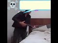 اب يعزف لابنو و يرقص مجنون بيك وانتظر تجيني 