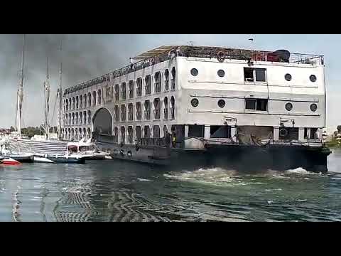 رهيب لحظة اصطدام باخرة سياحية ببعض المراكب الشراعية في الأقصر