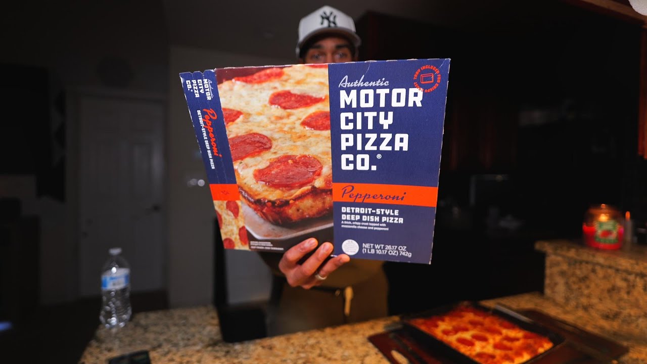 Пробуем САМУЮ ПОПУЛЯРНУЮ замороженную пиццу - Motor City Pizza Co.