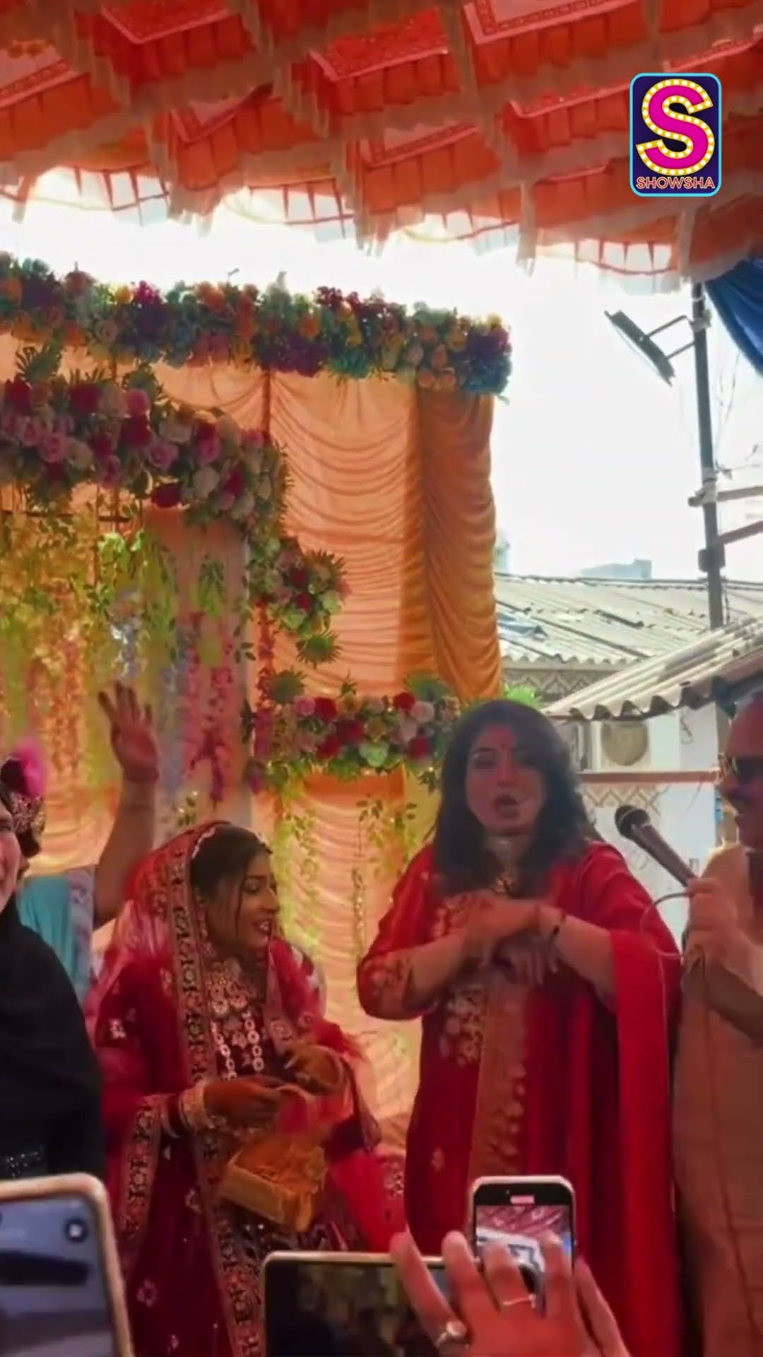 Raveena Tandon’s Sweet Gesture For A Bride At Mass Wedding, Gifts Her Bangles To The Bride And Groom