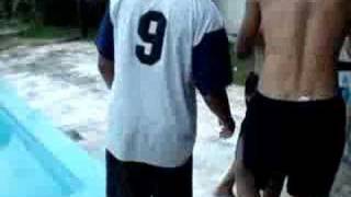 Cirilo Sendo Jogado Na Piscina