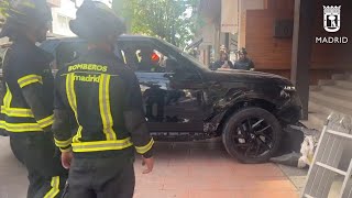 Un coche se empotra en el portal de un edificio de la calle Lagasca by El Independiente 1,452 views 4 days ago 1 minute, 15 seconds