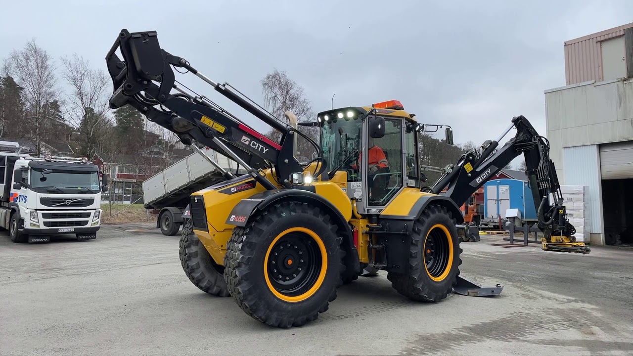 Köp Traktorgrävare Huddig 1260C med rotator, kärra & 8 st redskap på Klaravik