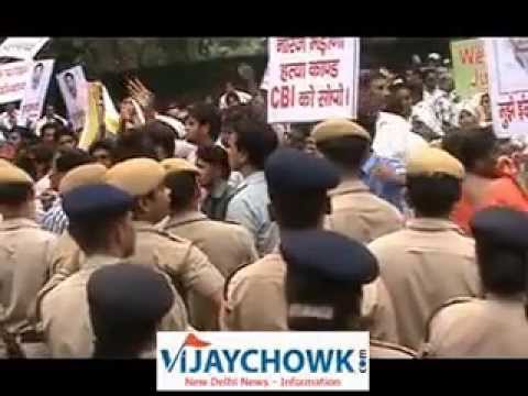 MORADABAD MEDICAL COLLEGE RAPE VICTIM  FAMILY PROTESTS IN DELHI AND SEEKS CBI ENQUIRY  ALLEGES