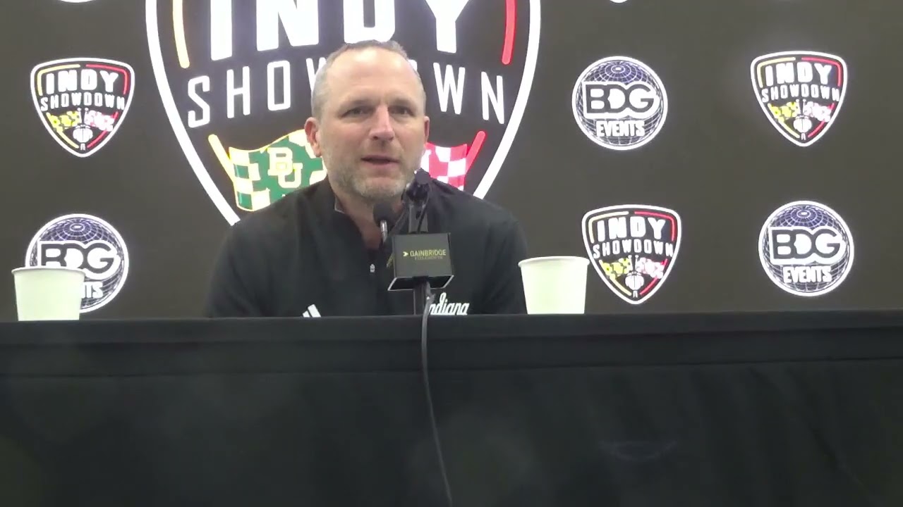 Тренер баскетбольной команды Индианы Дэриан ДеВриз после выставочной победы IU над Бэйлором со сч...