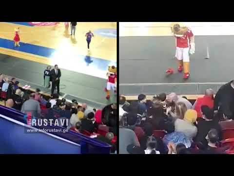 რუსთაველმა მამაკაცმა შეყვარებულს ხელი კალათბურთის მატჩზე სთხოვა