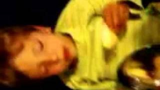 Uyurken Elma Yiyen Çocuk