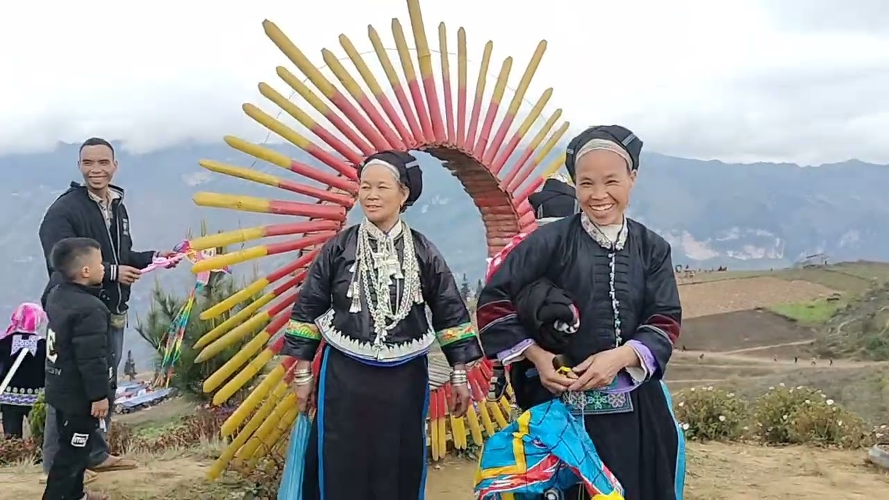 Nùng kung Kim hát nùng cùng với lù Minh mối khi gặp bạn gái ở trên đôi phải hát không thể bỏ đc 